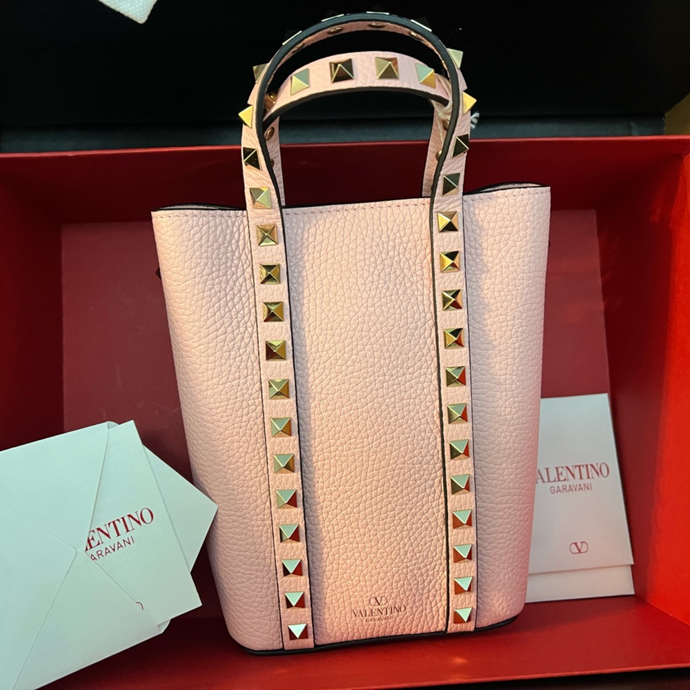 VALENTINO GARAVANI
Rockstud Pouch
Color: Rose Couture - Picture 5 of 15
